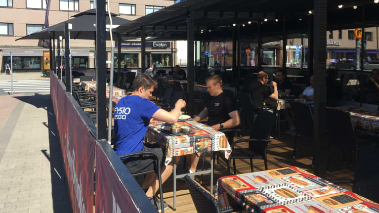 Lounasruokailijoita Seinäjoen Holy Smoke -ravintolan terassilla.