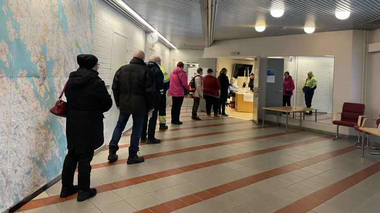 Äänestäjiä jonossa Viitasaaren kaupungintalolla.