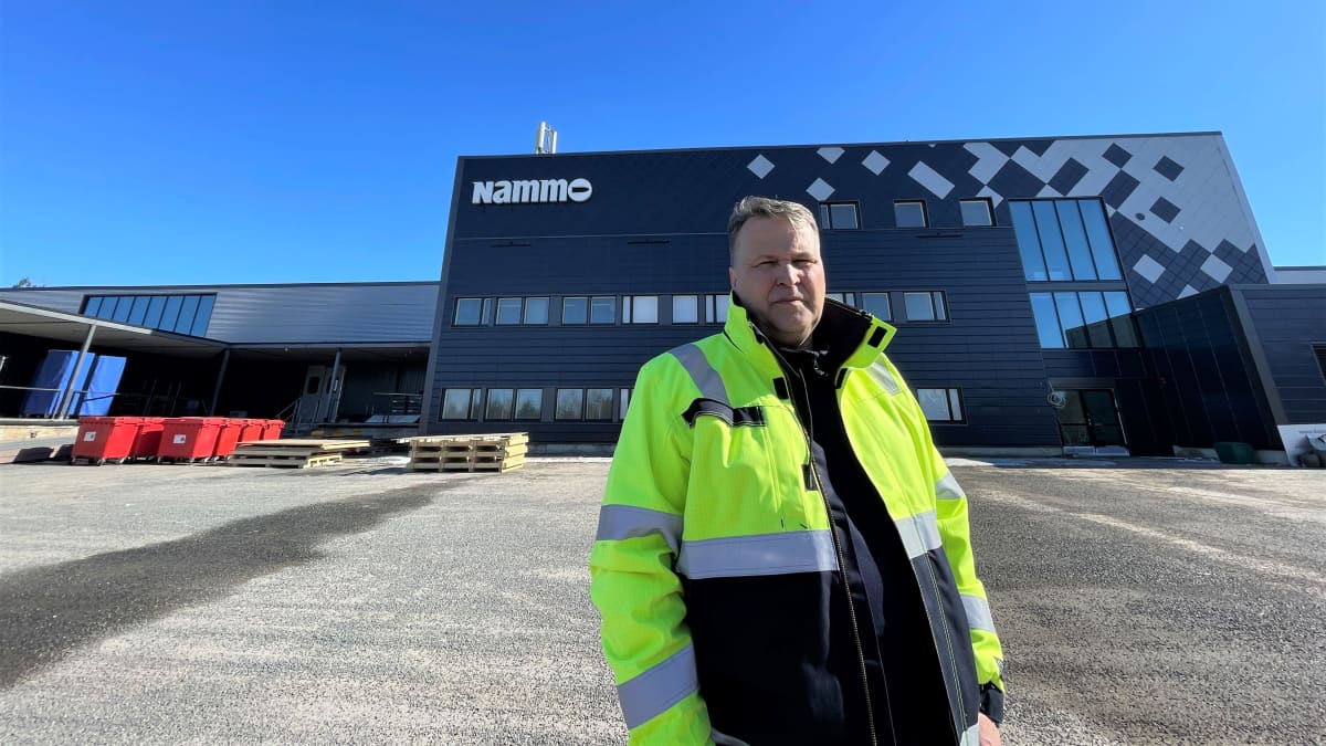 Nammo Lapuan tehtaanjohtaja Pekka Himanka tehtaan edessä Lapualla. 