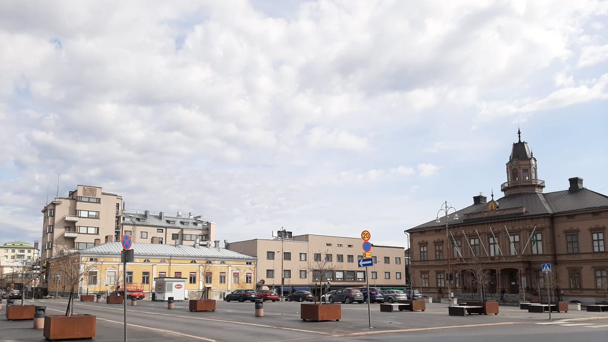 Kuva Pietarsaaren torilta. Kaupungintalo näkyy torin oikealla laidalla.