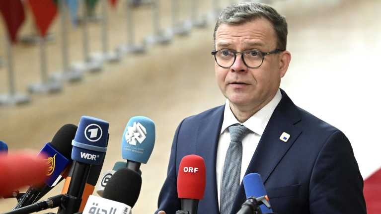 Suomen pääministeri Petteri Orpo ulkomaisten toimittajien tentattavana huippukokouksessa Brysselissä.