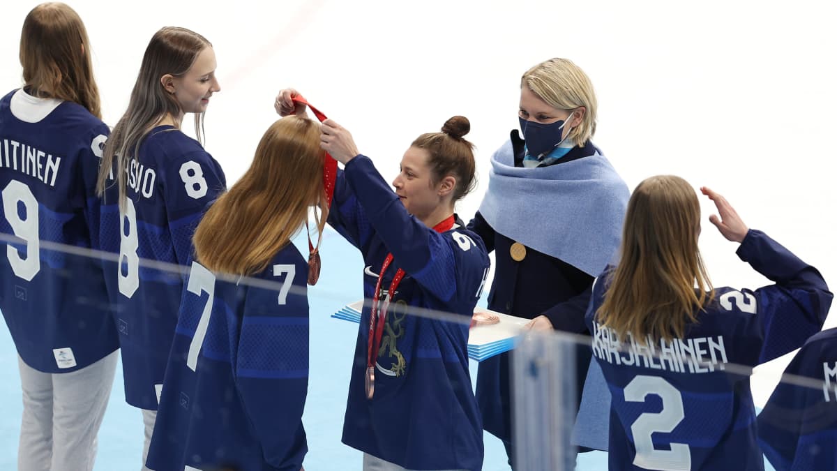 Mitaleja Naisleijonille jakamassa Emma Terho.