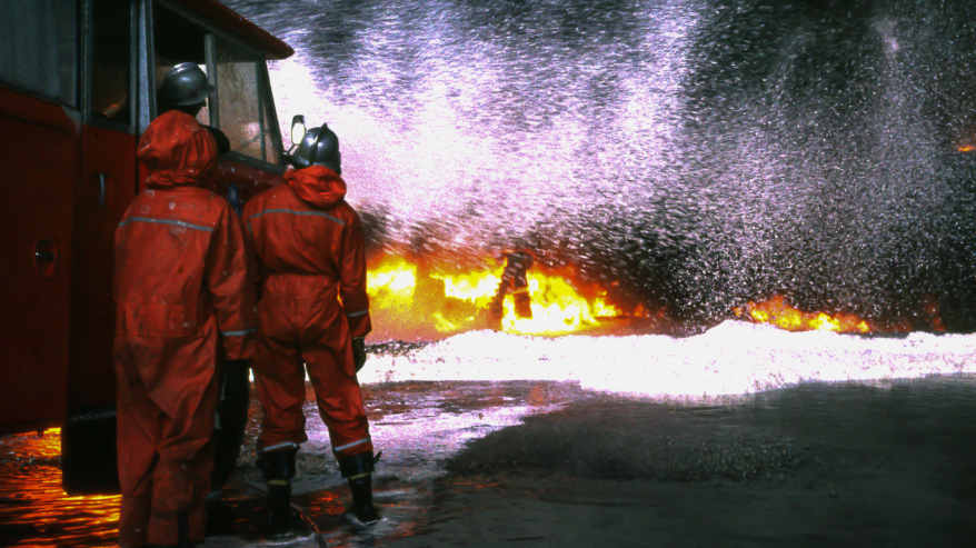 Esson öljyvaraston tulipalo Kokkolan Ykspihlajassa toukokuussa 1973. Palomiehet sammuttavat paloa vaahdolla.