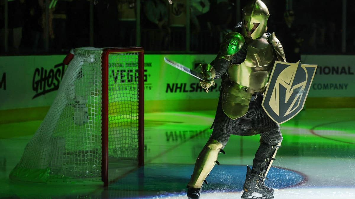 Ritariksi pukeutunut esiintyjä luistelee miekka ja kilipi käsissään Vegas Golden Knightsin jääkiekko-ottelun alkushow'ssa.