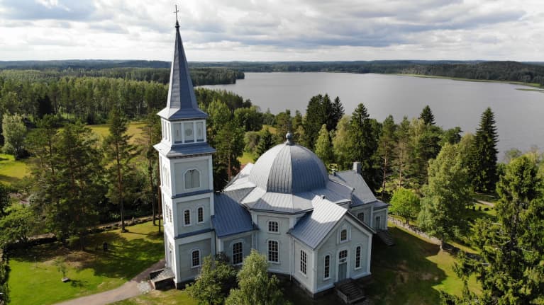 Ilmakuva Rautjärven kirkosta kesäisenä päivänä.