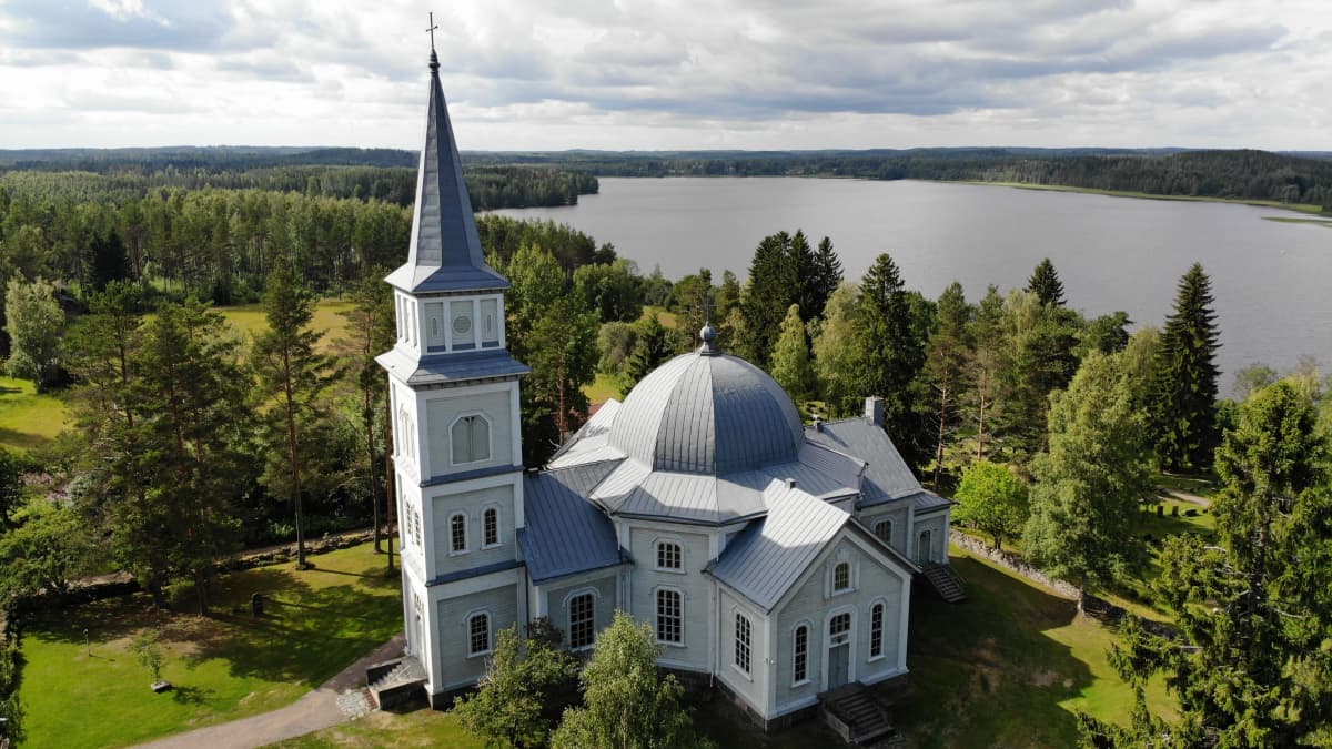 Ilmakuva Rautjärven kirkosta kesäisenä päivänä.