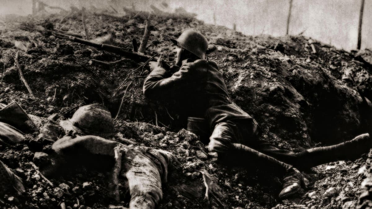 Verdunin taistelun aikana helmikuussa 1916 saksalainen sotilas ampuma-asennossa ranskalaisen sotilaan ruumiin vieressä.