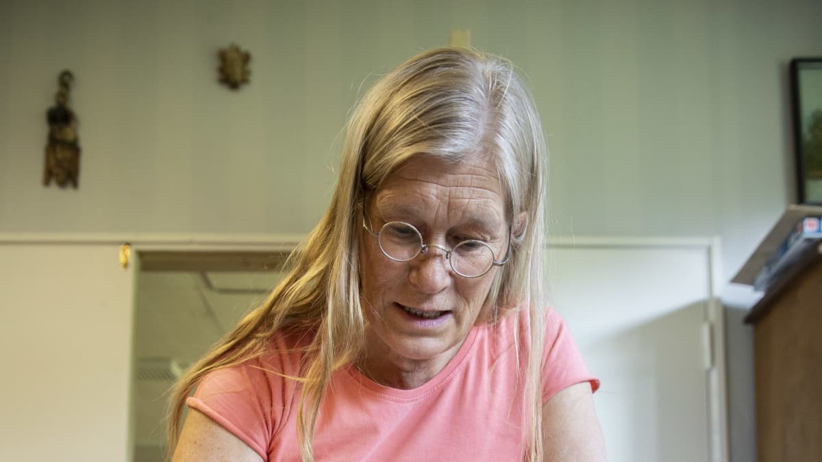 Liisa Kuusipalo piirtää värikkäillä vahaliiduilla