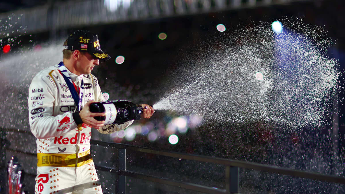 Verstappen juhlii voittoaan suihkuttamalla skumppaa.