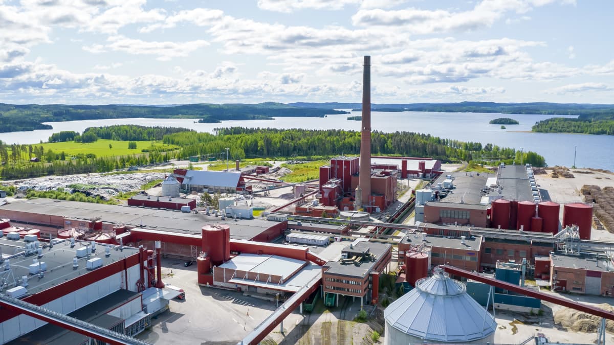 Kuvassa keskellä tehtaan voimalaitos ilmasta kuvattuna.