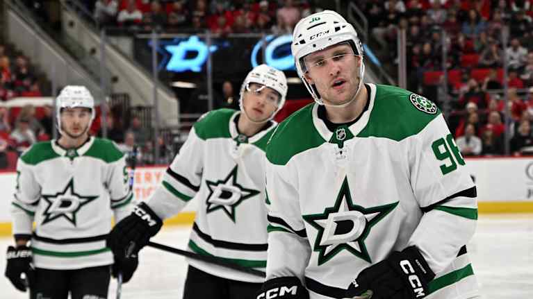 Mikko Rantanen katsoo tuimasti eteenpäin.