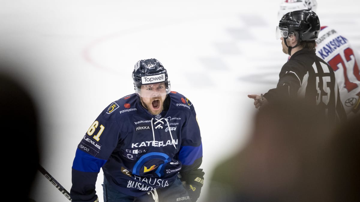 Tommi Huhtala tuulettaa raivokkaasti, kun Arttu Tuomaala teki 4–3-voittomaalin kolme sekuntia ennen kolmoserän loppua Mestiksen 5. finaalissa Kiekko-Espoo–Ketterä 26.4.2023.