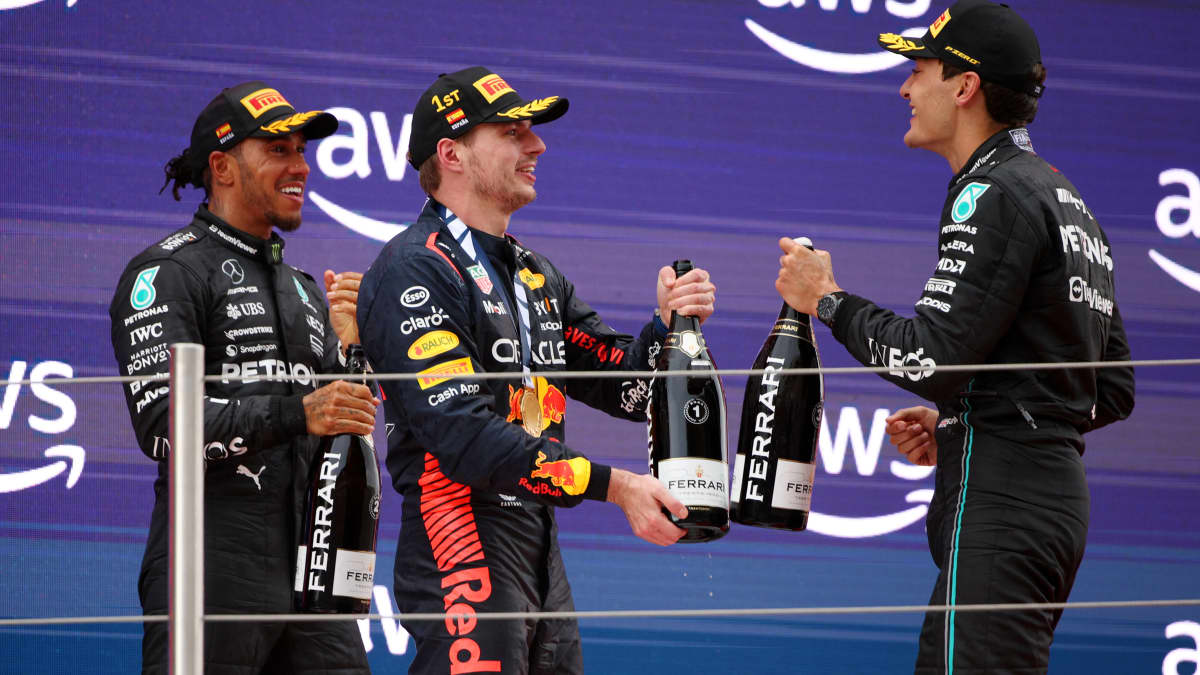 Lewis Hamilton, Max Verstappen ja George Russell juhlivat Espanjan GP:n jälkeen.