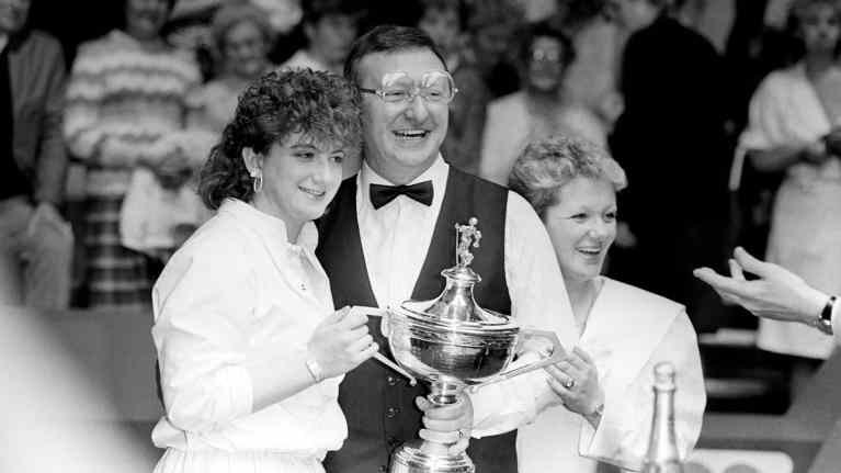 Pohjoisirlantilainen Dennis Taylor voitti Cruciblessa MM-historian dramaattisimman finaalin, jossa hän kaatoi Steve Davisin erin 18–17. Vuonna 1985 pelattu ottelu ratkesi viimeisellä mustalla pallolla. Pelkästään Britanniassa finaalin ratkaisua katsoi BBC2-kanavalta 18,5 miljoonaa silmäparia. 