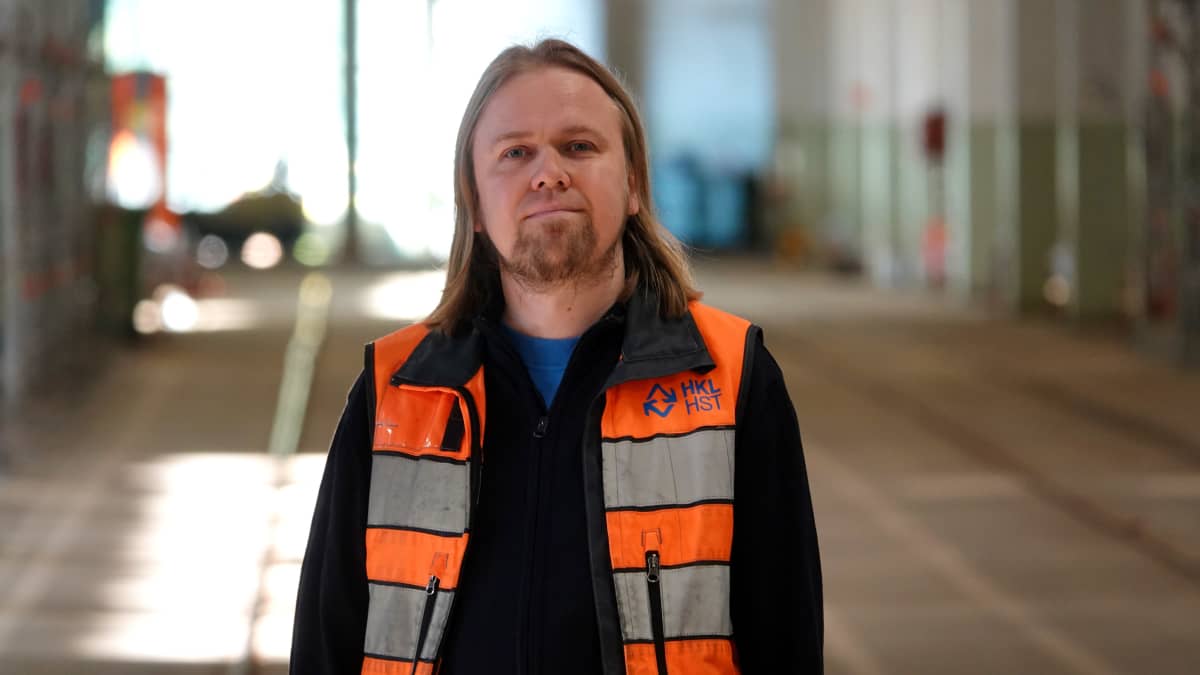 Jarkko Jokinen Koskelan raitiovaunuvarikon hallissa.