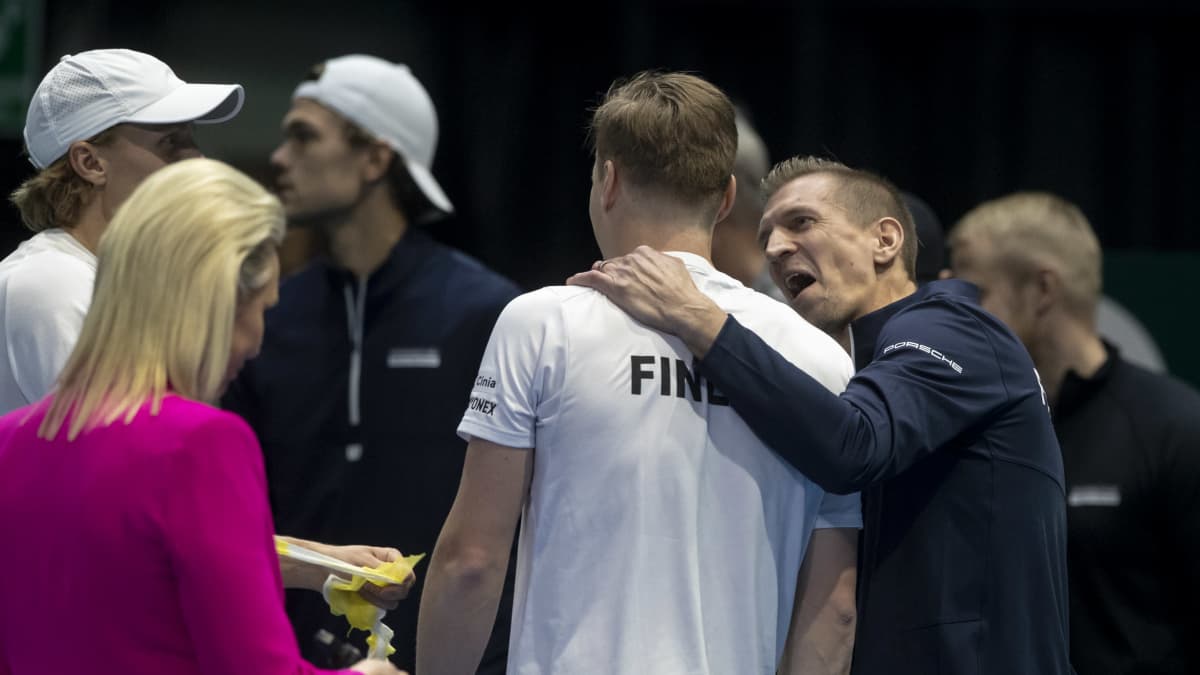 Jarkko Nieminen onnittelee Harri Heliövaaraa voitosta Davis Cupissa 3.2.2024.