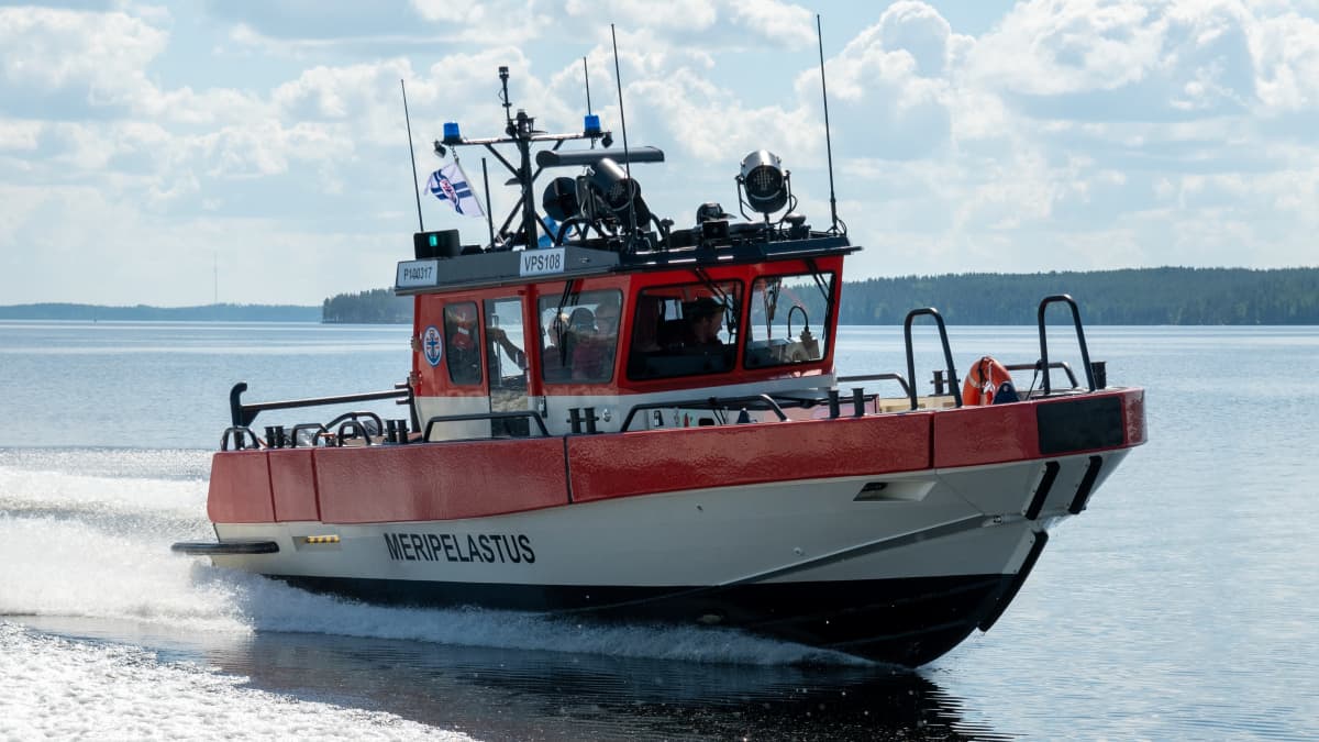 sjöräddningsbåt på havet