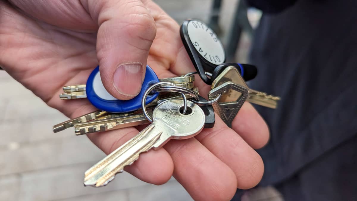 Miehen kädessä on nippu avaimia, joilla pääsee linja-autokuskien vessoihin.