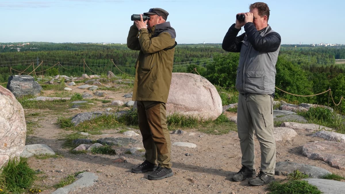 Pitkän linjan lintuharrastajat Kimmo Heiskanen ja Mikko Salonen tarkkailevat lintuja Vuosaaren täyttömäellä eli Vuosaarenhuipulla.
