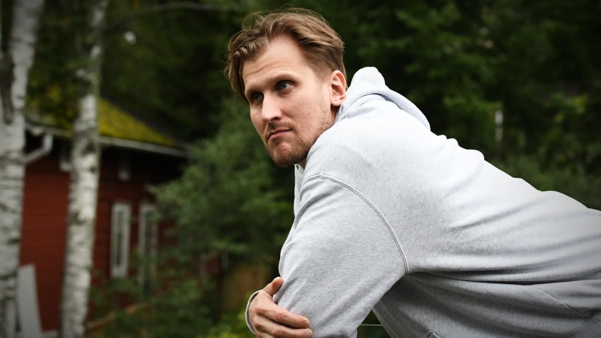 Niko Hovinen nojaa kaiteeseen.