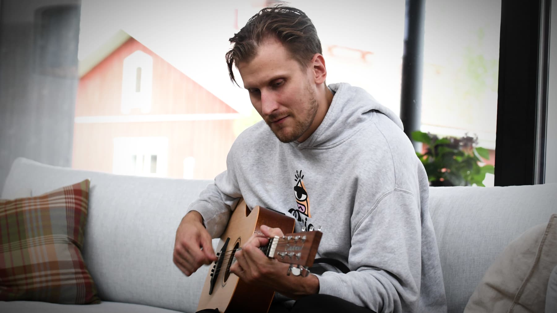 Niko Hovinen spelar gitarr.