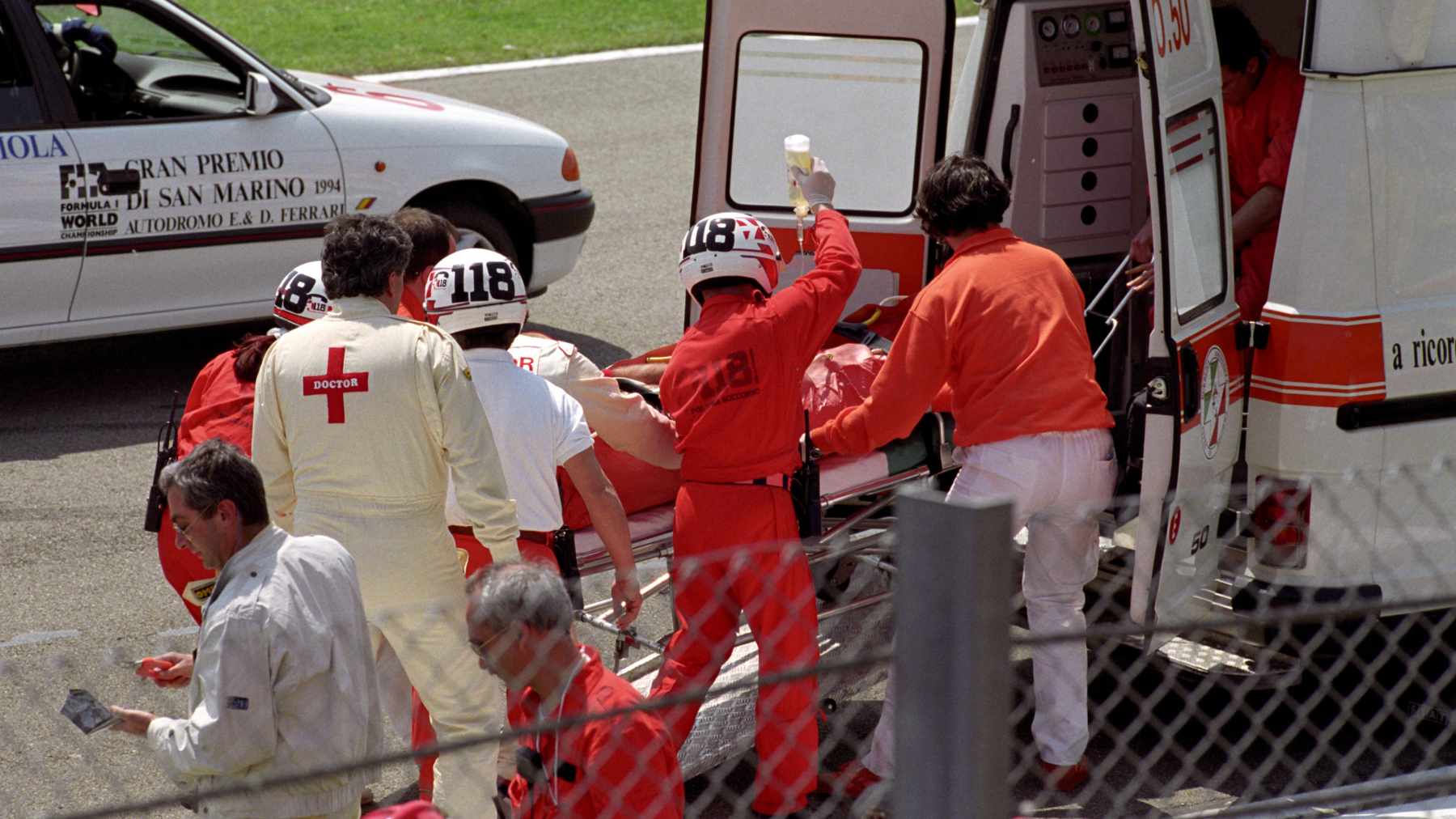 Rubens Barrichelloa siirretään ambulanssiin Imolassa 1994.
