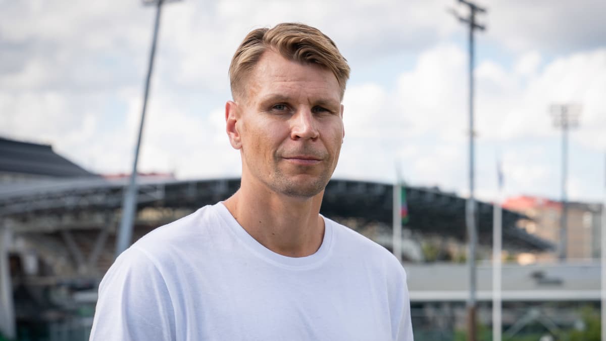 Toni Koskelan haastattelu Töölön jalkastadionilla