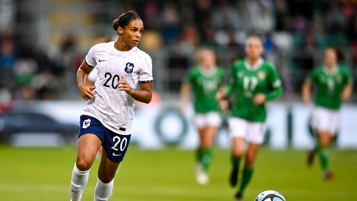 Estelle Cascarino pallon kanssa. 