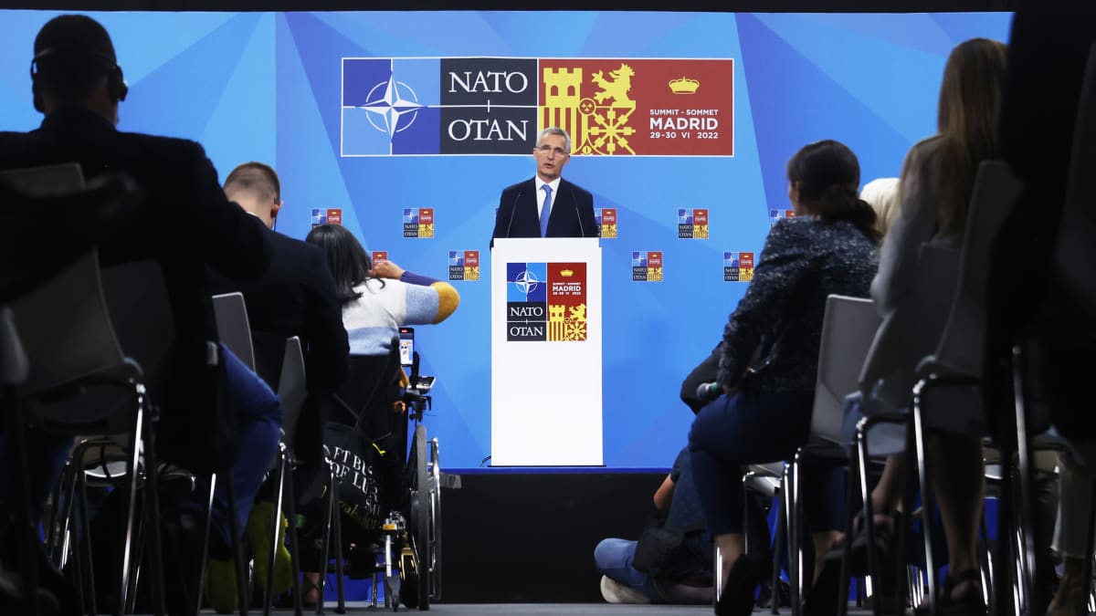 Naton pääsihteeri Jens Stoltenberg puhuu tiedotustilaisuudessa.