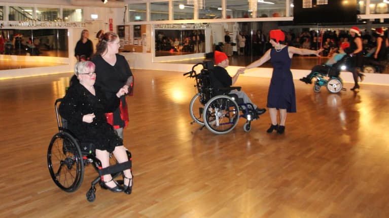 Kuopiolaisseura Dance Flown pyörätuolitanssijoita pikkujouluissa.