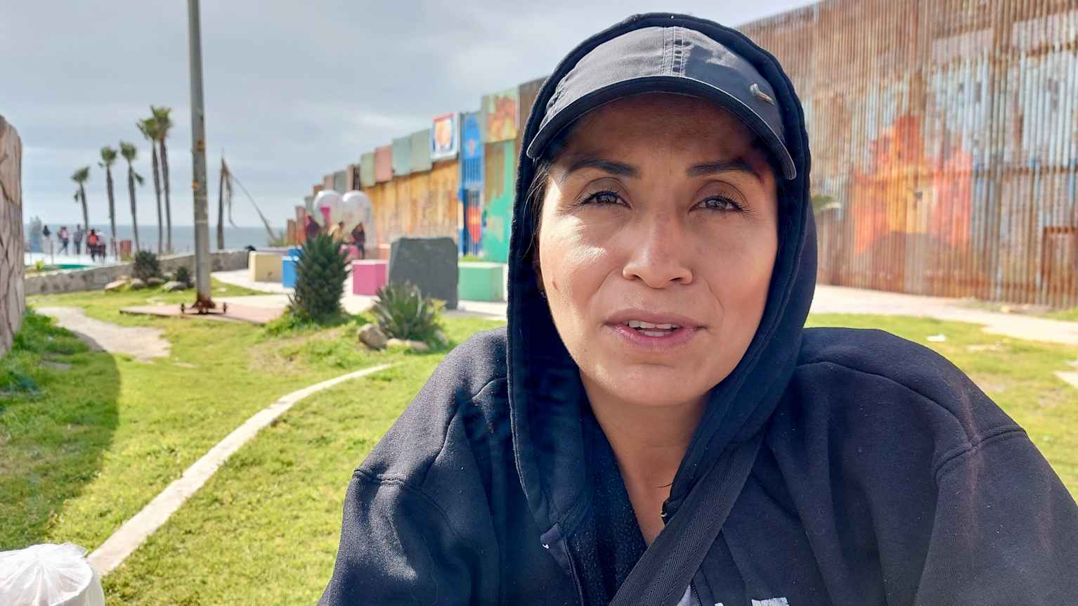 Tania Mendoza har väntat i 13 år på att få återse sin dotter – tusentals  drömmar krossas i Friendship Park | Utrikes | Svenska Yle