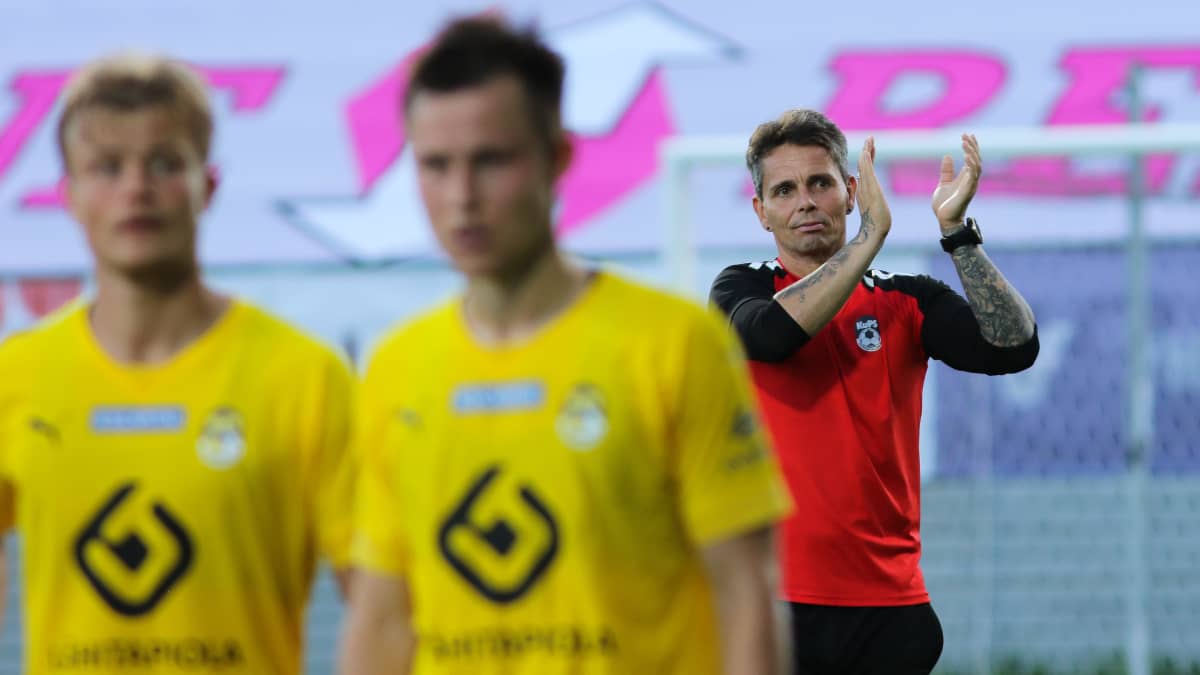 KuPS-luotsi Simo Valakarin suojatit joutuivat pettymään 0-0-kotitasapeliin FC Hakaa vastaan. 