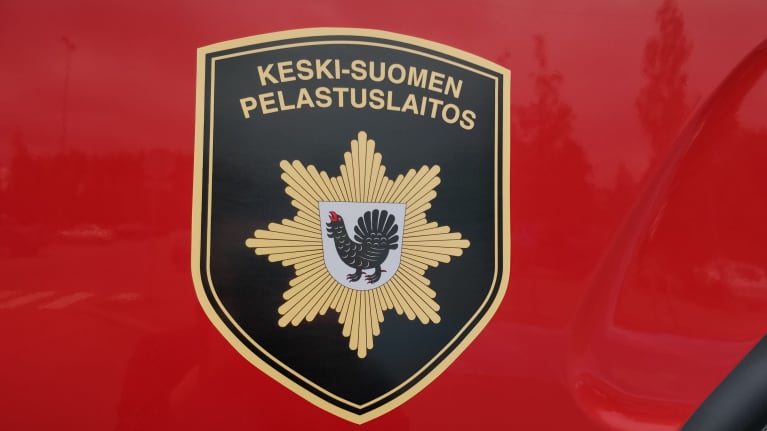 Keski-Suomen pelastuslaitoksen logo paloauton kyljessä.