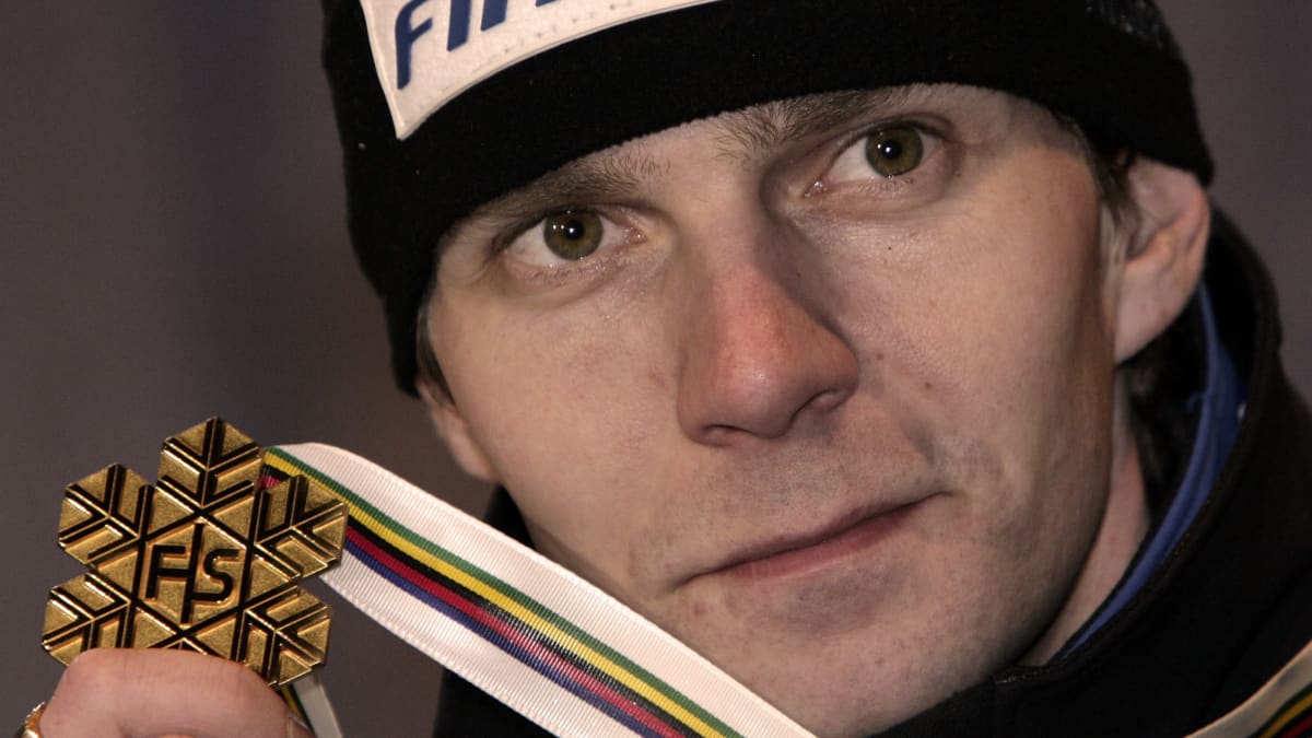 Janne Ahonen voitti urallaan kaksi henkilökohtaista maailmanmestaruutta, joista jälkimmäinen oli osa ilmiömäistä kautta 2004–2005. Tuolloin Ahonen oli voittanut 12 maailmancupin osakilpailua ennen saapumistaan Oberstdorfin MM-kisoihin.