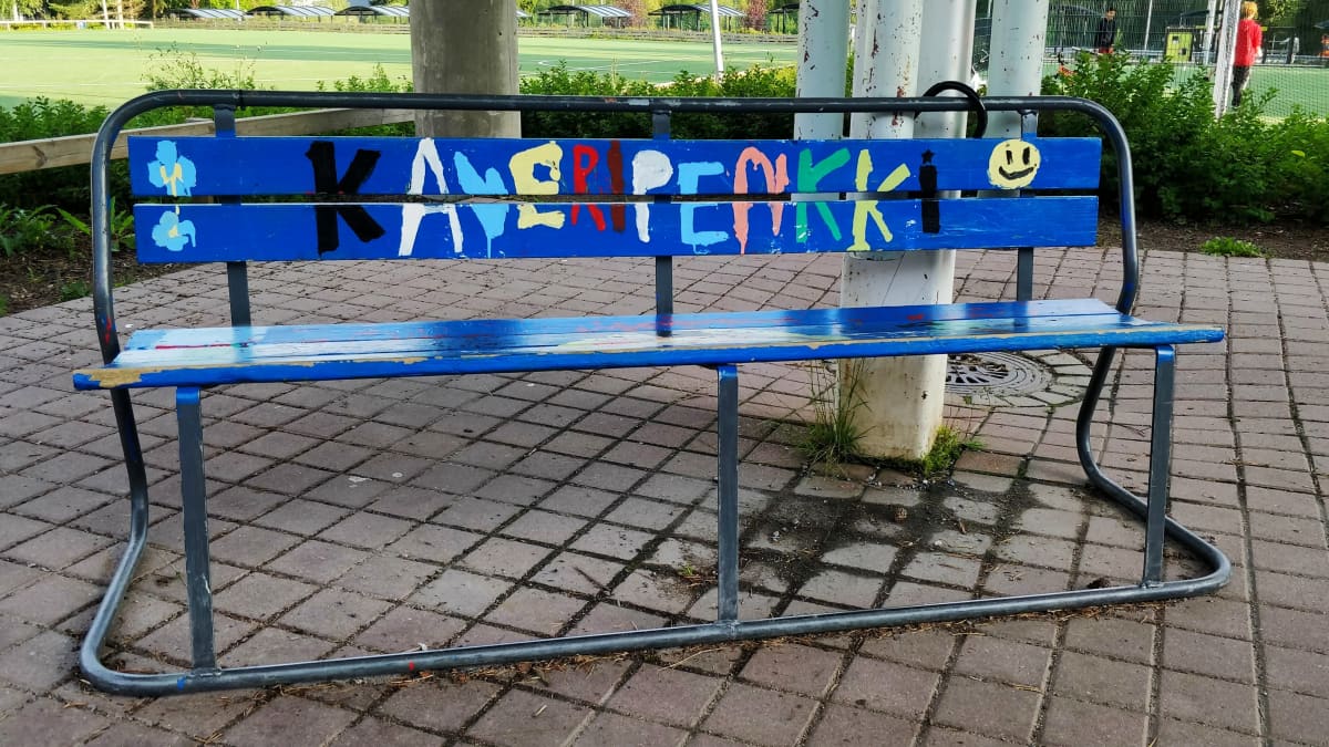 Kuokkalan yhtenäiskoulun pihalla penkki, johon on maalattu teksti Kaveripenkki.
