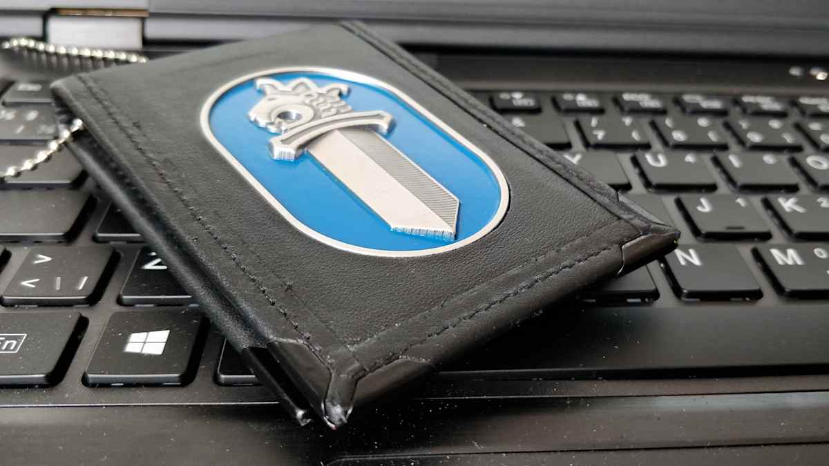 Poliisin virkamerkki tietokoneen näppäimistön päällä. 
