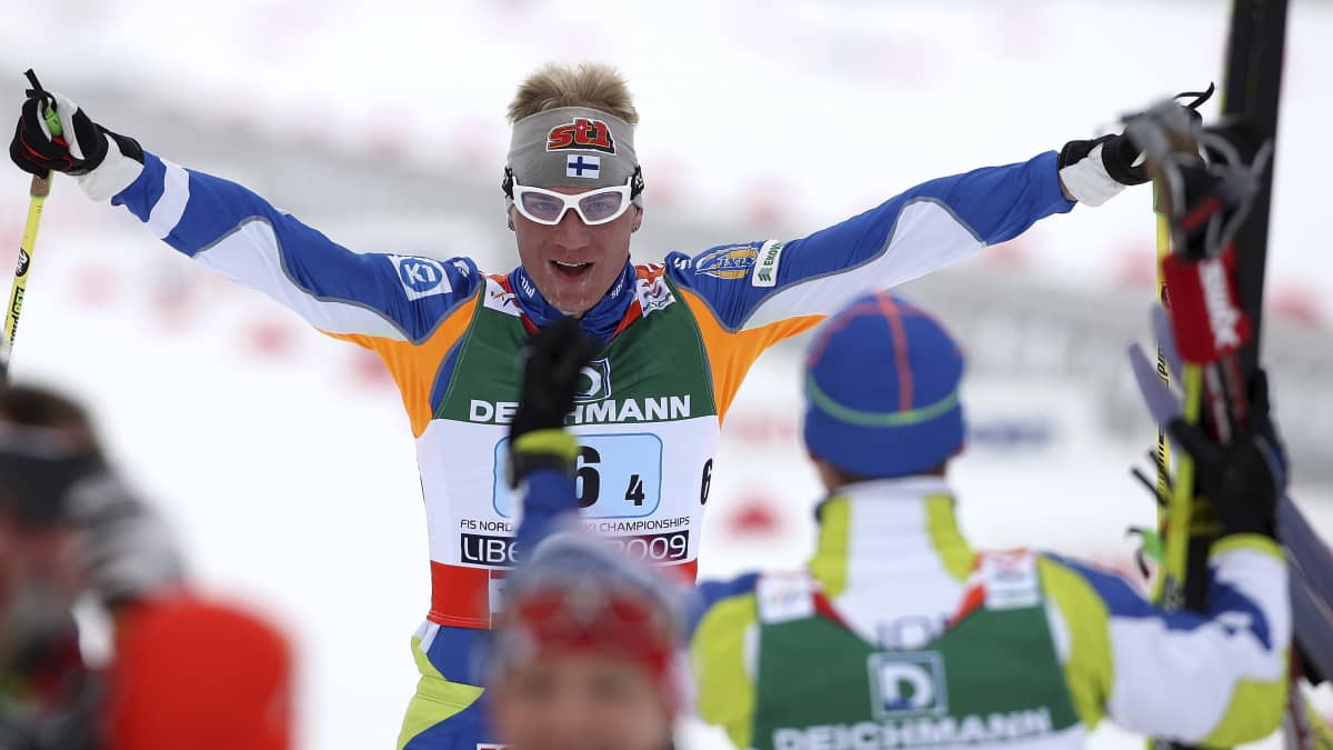 Suomen pronssille ankkuroinut Ville Nousiainen ylittää tuulettaen maaliviivan Liberecin MM-kisoissa. 