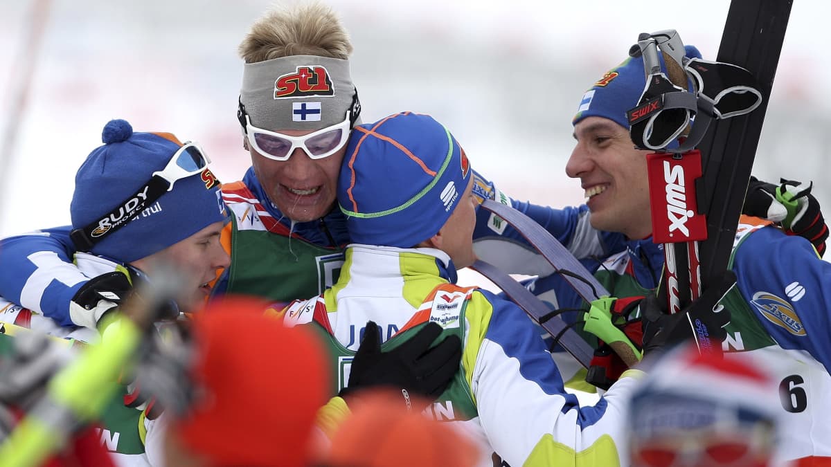 Matti Heikkinen, Ville Nousiainen, Sami Jauhojärvi ja Teemu Kattilakoski juhlivat viestin MM-pronssia Liberecissä 2009.