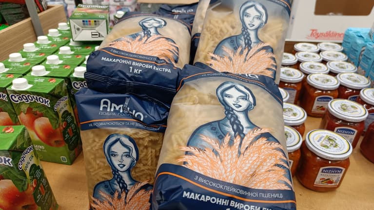 Ukrainalaisia elintarvikkeita myynnissä suomalaiskaupassa. 