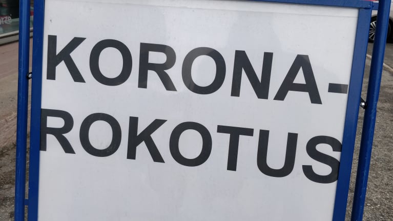 Koronarokotuksesta kertova opastekyltti Jyväskylän Killerillä.