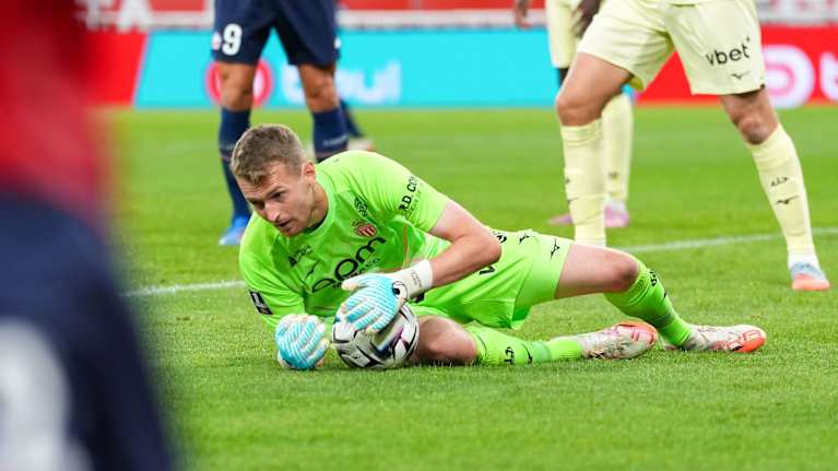 Lukas Hradecky med bollen.