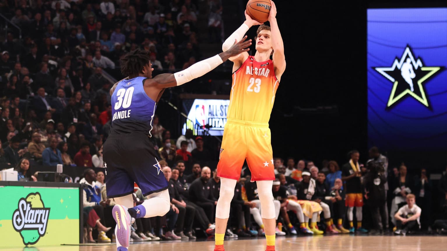 Lauri Markkanen imponerade i NBA s all star match gjorde 13 poang Sport Yle