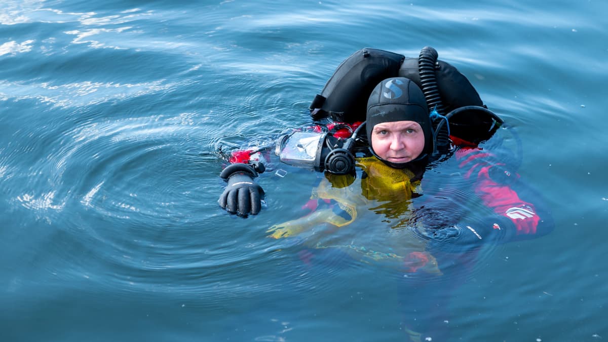 Sukeltaja ja sukelluskouluttaja Christopher Hokkanen sukellusvarusteineen järvessä.