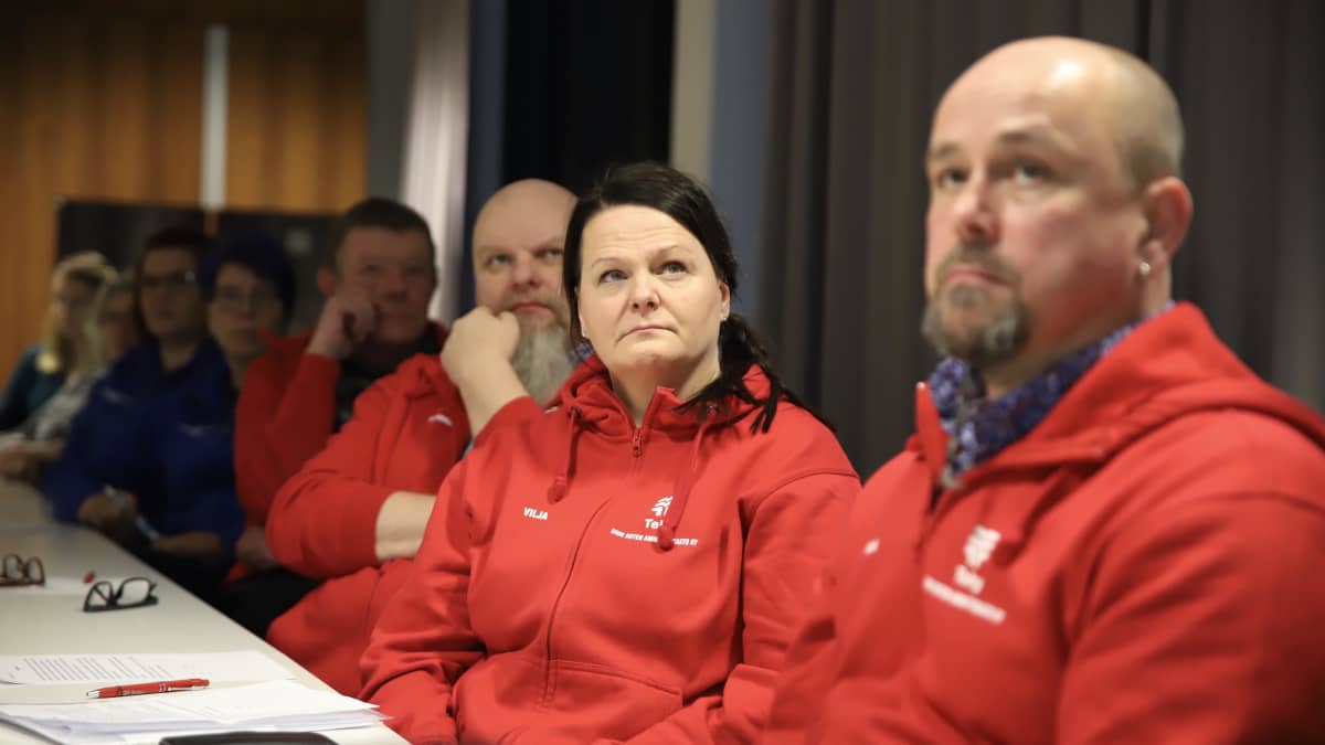 Tehyn luottamusmiehet kuuntelevat yt-neuvoteluiden tuloksia, keskellä Tehyn Siun soten ammattiosaston puheenjohtaja Vilja Laurila-Rontti.