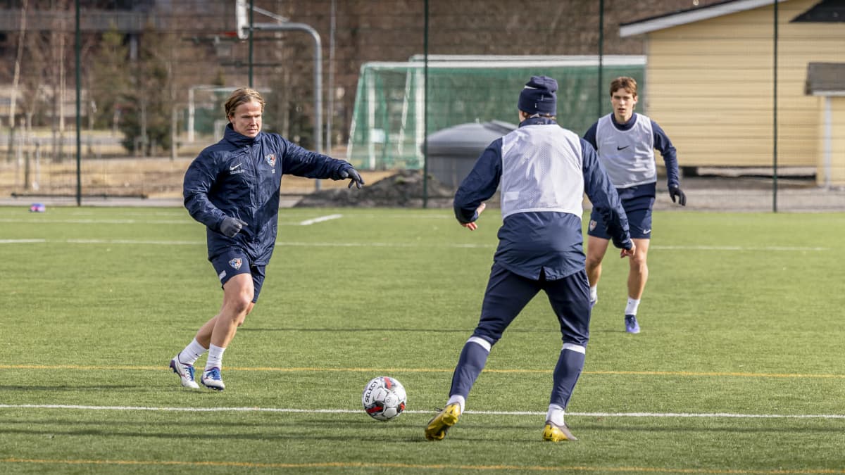 Jalkapalloilija Petteri Forsell kuvattuna Turussa 30.3. 2022.