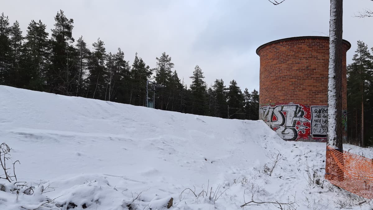 Maavalli alhaalta päin kuvattuna.