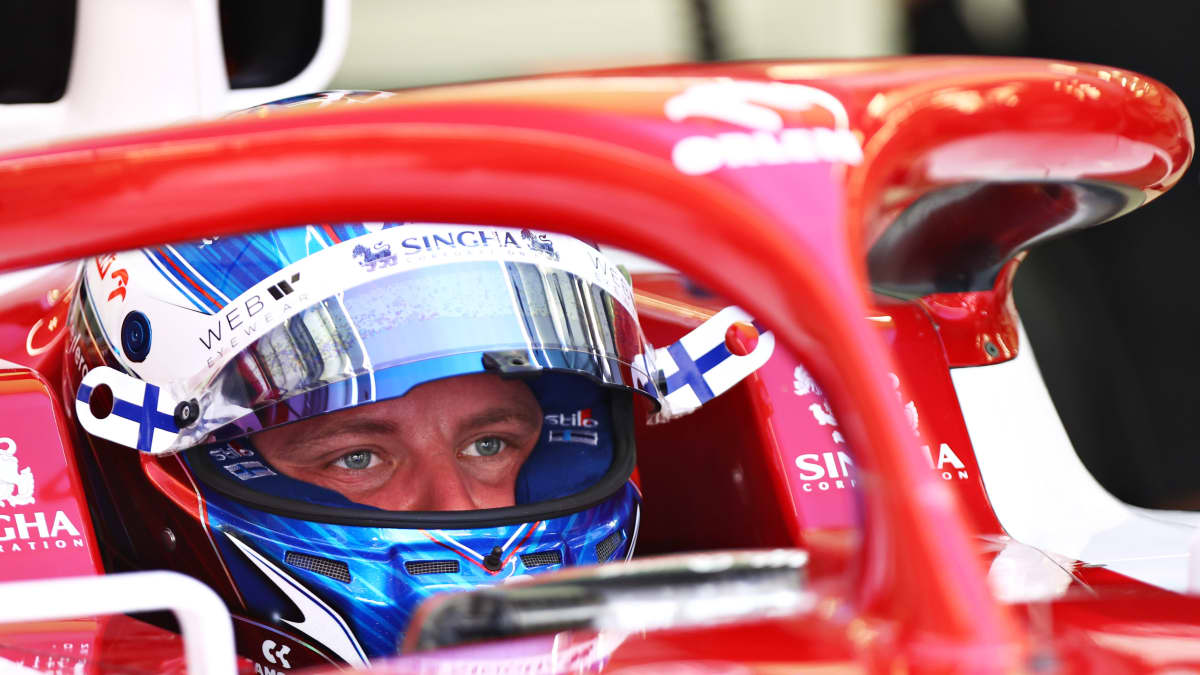 Valtteri Bottas Alfa Romeon ratissa visiiri ylhäällä.