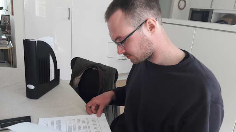 Philip Mannfolk i sitt hus i Närpes.