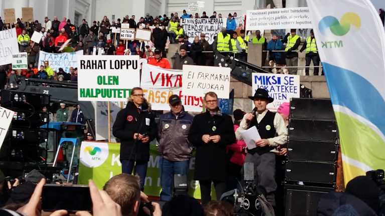Regeringen på bondeprotest