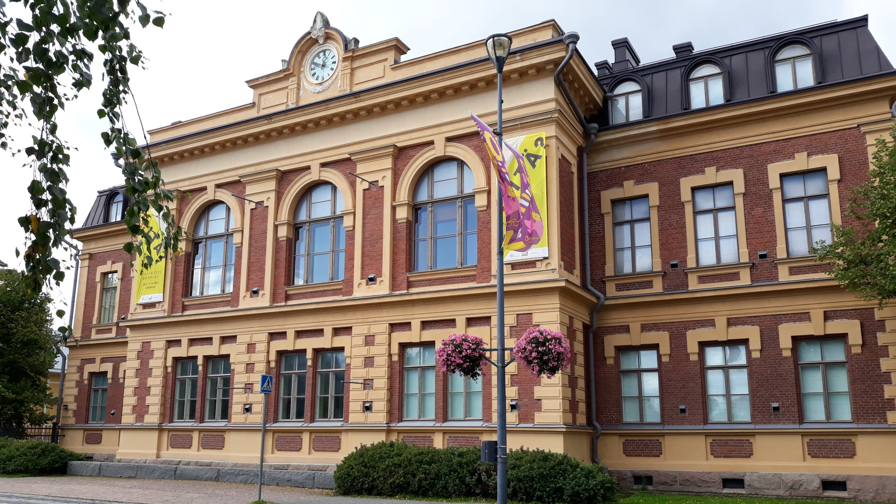 Kadun takana seisoo punatiilinen Taidemuseo, joka rakennettiin alunperin kouluksi.